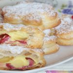 CHAUSSONS AUX FRAISES, VANILLE ET FROMAGE À LA CRÈME