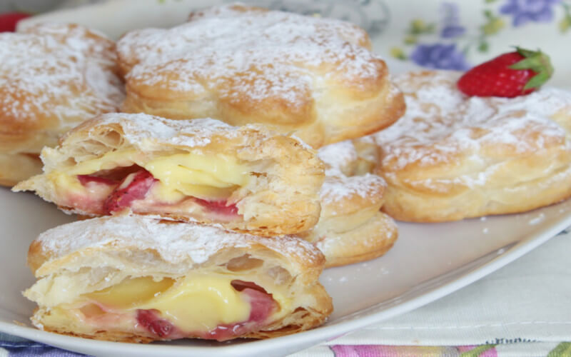 CHAUSSONS AUX FRAISES, VANILLE ET FROMAGE À LA CRÈME