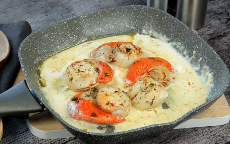 Cassolette de Saint Jacques crevettes et champignons