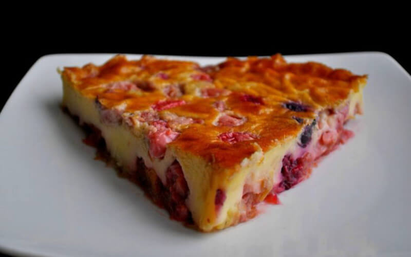 Clafoutis Rhubarbe aux Fraises parfumé à la Vanille