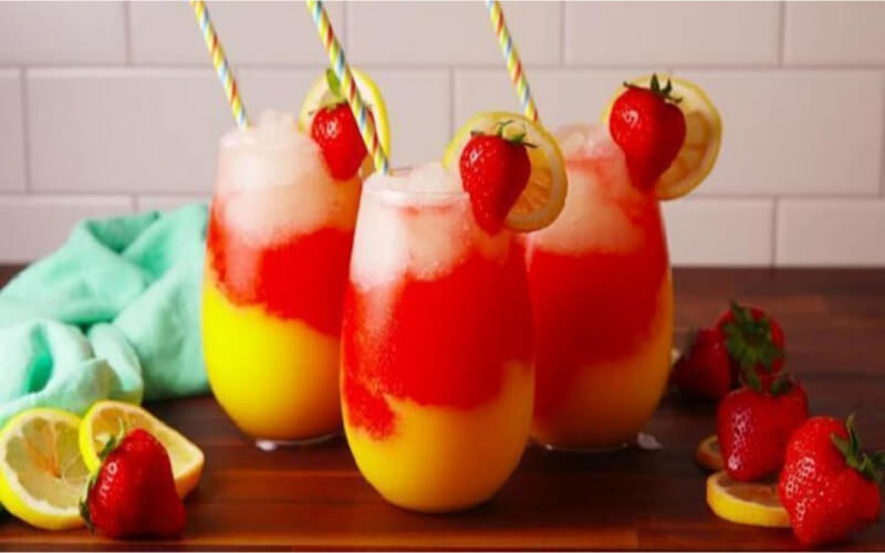 Cocktail coloré de l’été Slush fraise-mangue-limonade