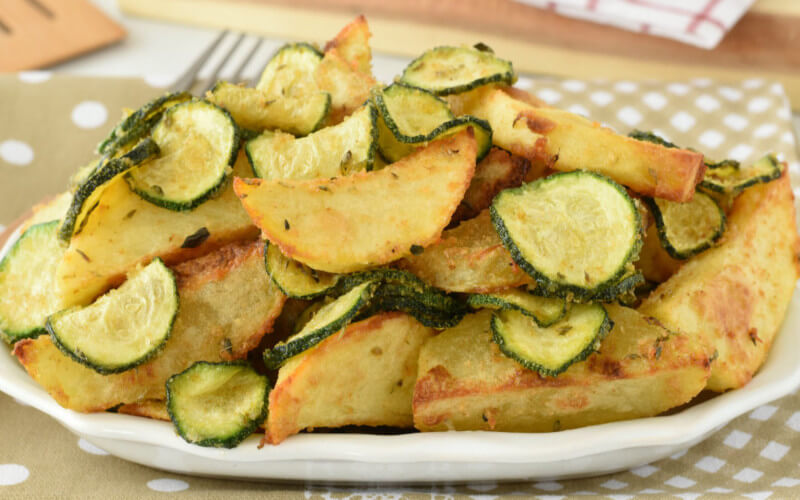 Courgettes et pommes de terre gratinées au four