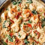 Crevettes grillées trempées dans une sauce crémeuse à l’ail