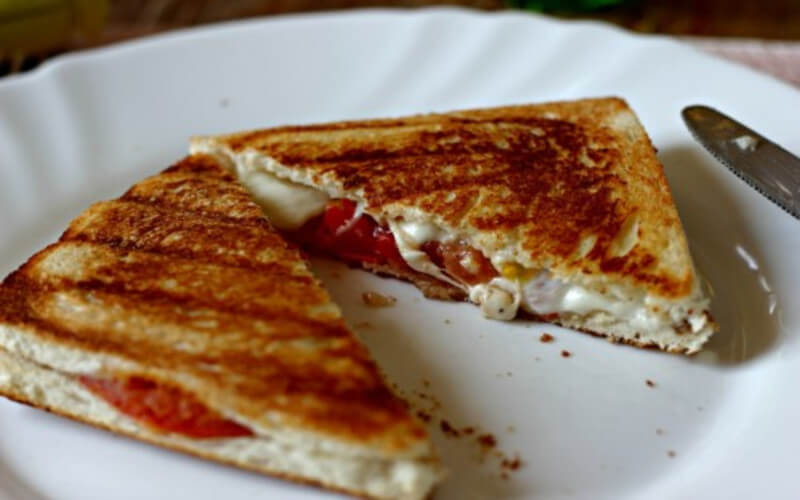 Croque-monsieur aux tomates et à la mozzarella