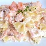 Farfalles au saumon fumé, crème fraîche et vin blanc