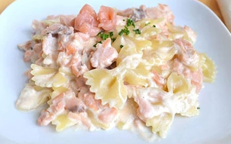 Farfalles au saumon fumé, crème fraîche et vin blanc