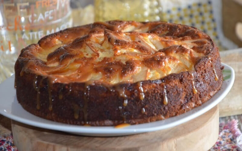 Gâteau au yaourt, pommes et caramel beurre salé