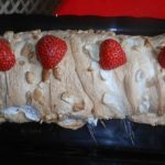 Meringue Roulée aux fraises et aux amandes