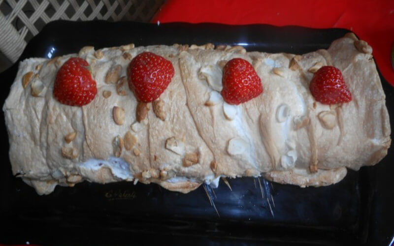 Meringue Roulée aux fraises et aux amandes