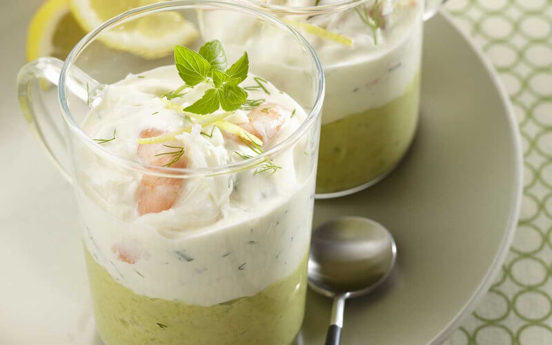 Mousse d'avocat au crabe et aux crevettes en verrines