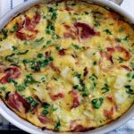 Omelette de pommes de terre, jambon et petits pois