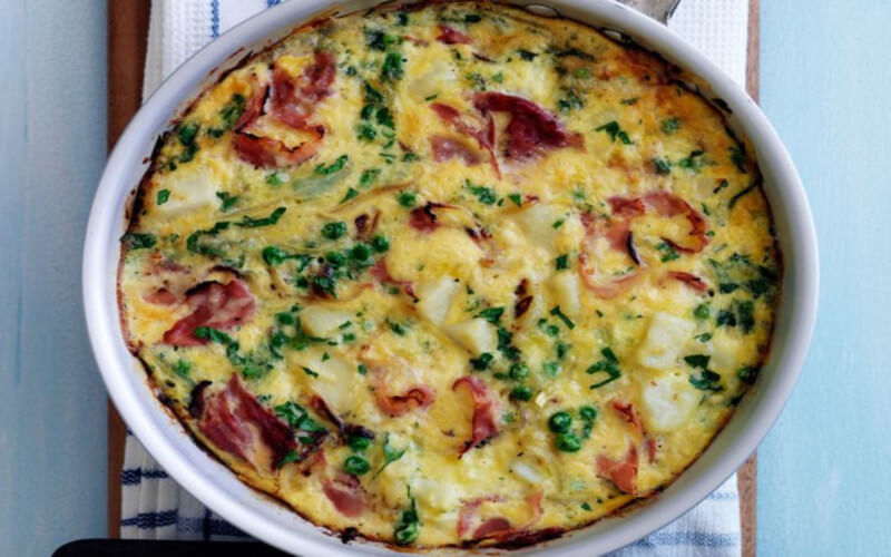 Omelette de pommes de terre, jambon et petits pois