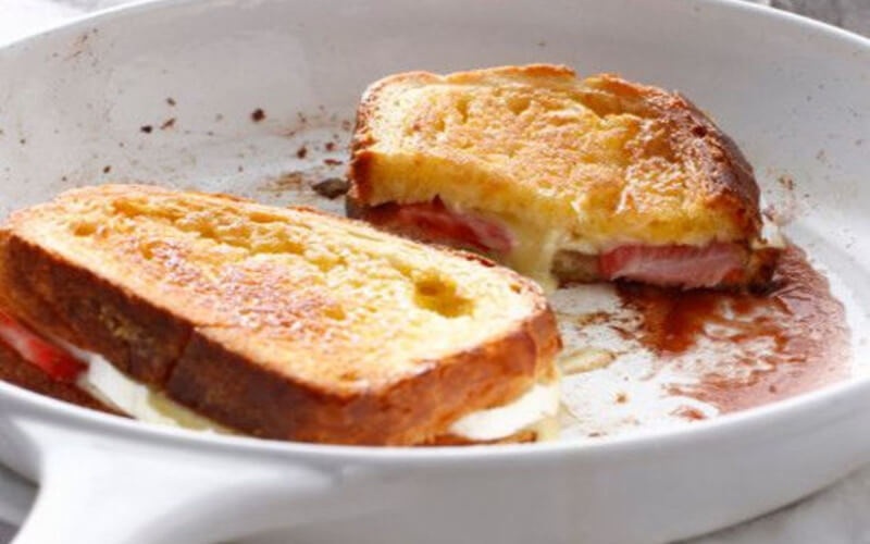 Pain perdu brioché au fromage et aux fraises