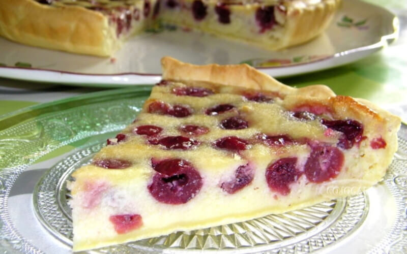 Tarte amandine aux cerises et crème fraîche