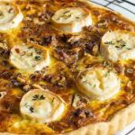 Tarte aux oignons, fromage de chèvre miel et thym