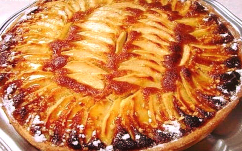 Tarte aux pommes et crème d'amandes au caramel