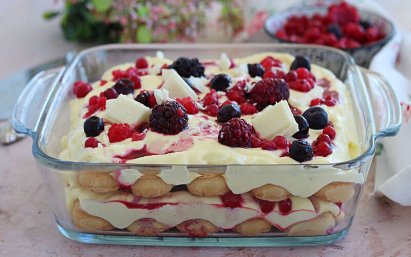 Tiramisu aux fruits rouges et au chocolat blanc