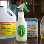 Un désherbant naturel maison très efficace pour tuer les mauvaises herbes