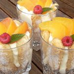 Charlotte aux pêches et crème liquide en verrines