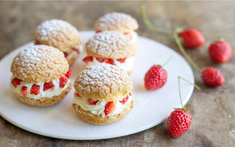 Choux craquelin à la chantilly mascarpone et aux fraises