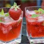 Cocktail mojito aux fraises et rhum blanc et citron vert