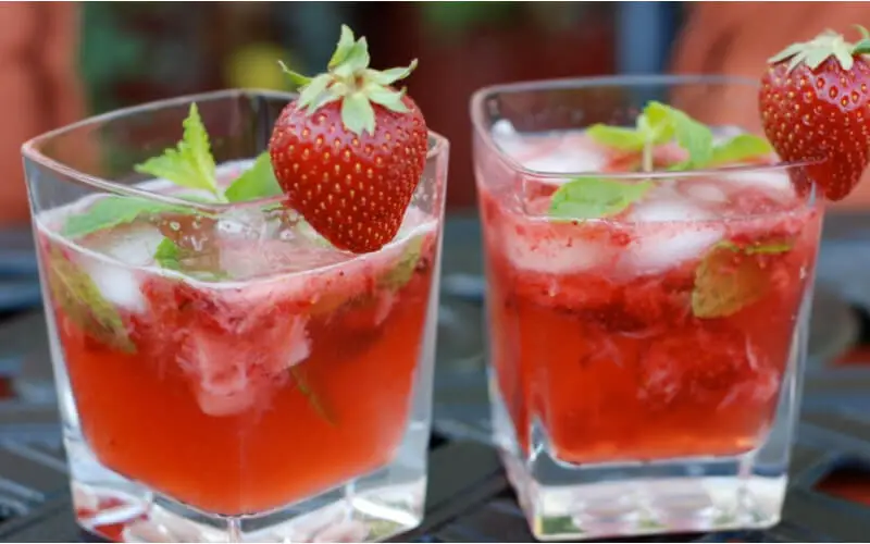 Cocktail mojito aux fraises et rhum blanc et citron vert