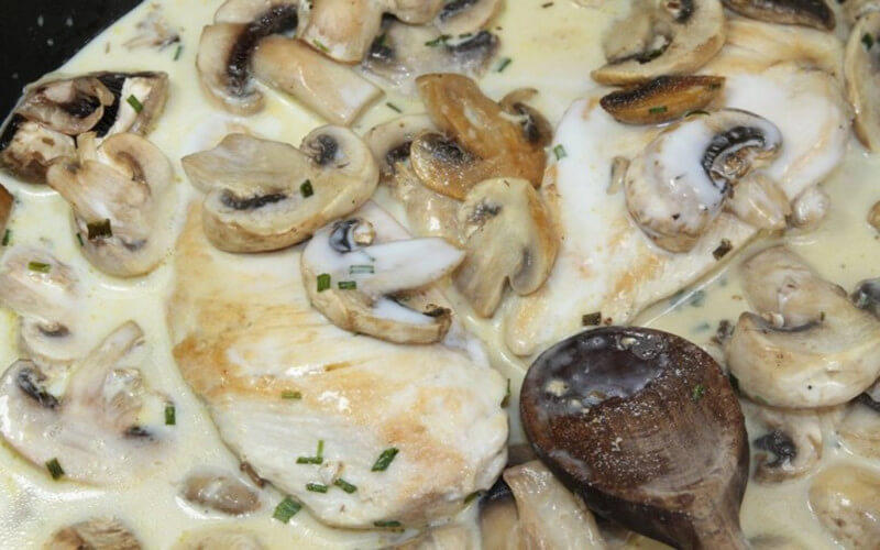 Escalopes de veau à la crème, aux champignons et au cognac