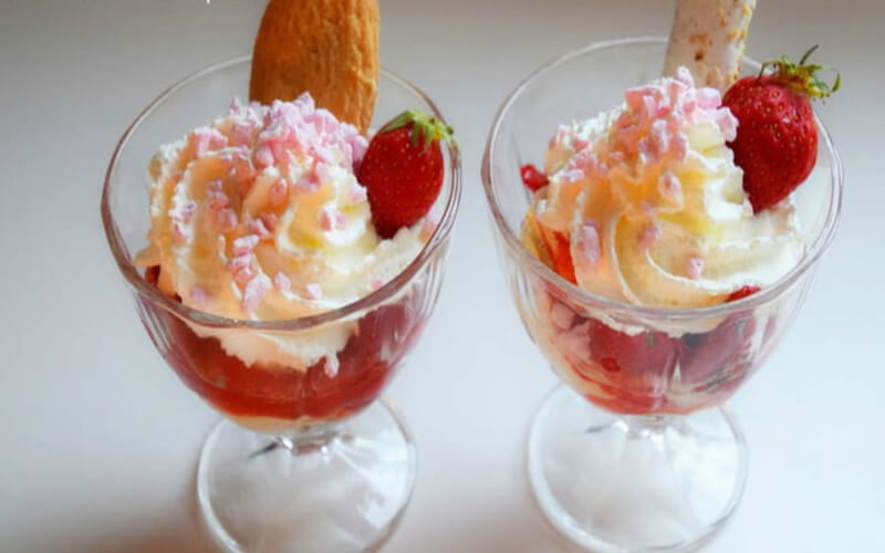 Glace vanille et fraises parfumée à la liqueur de basilic