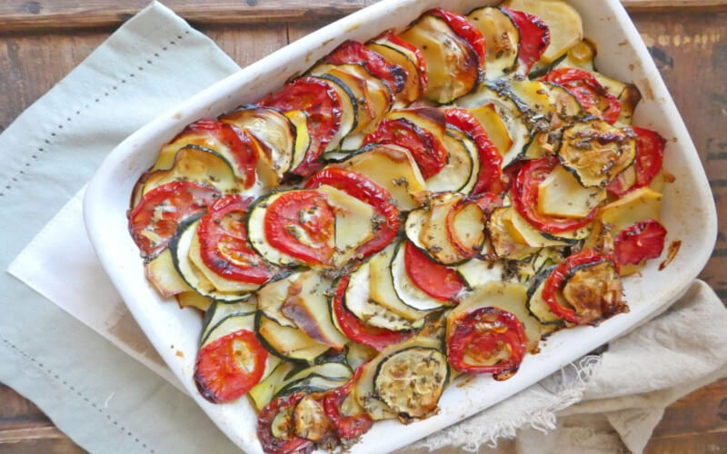 Gratin aux pommes de terre, tomates et courgettes