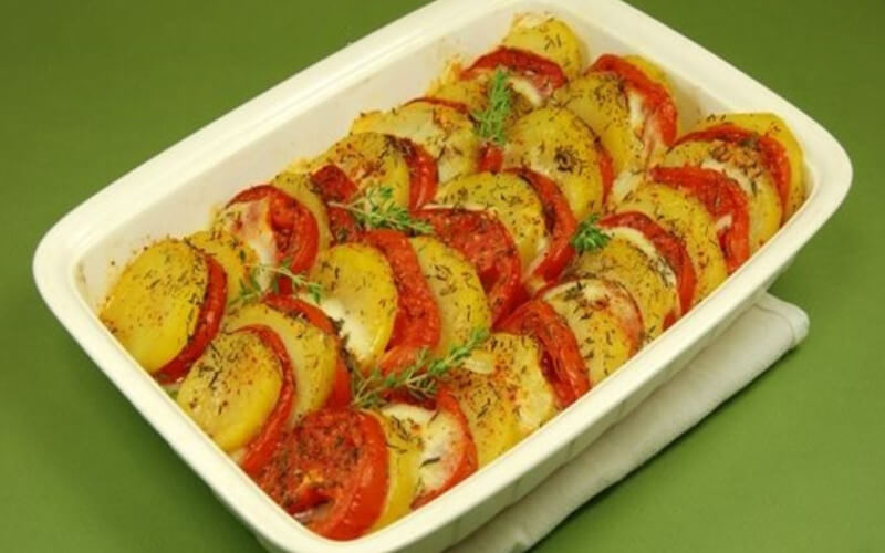 Gratin de tomates et pommes de terre à la mozzarella