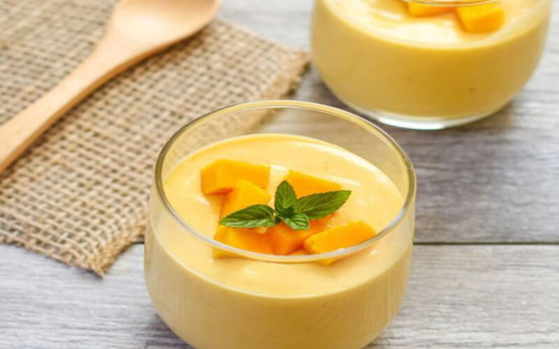 Mousse à la mangue à la crème fraîche en verrines