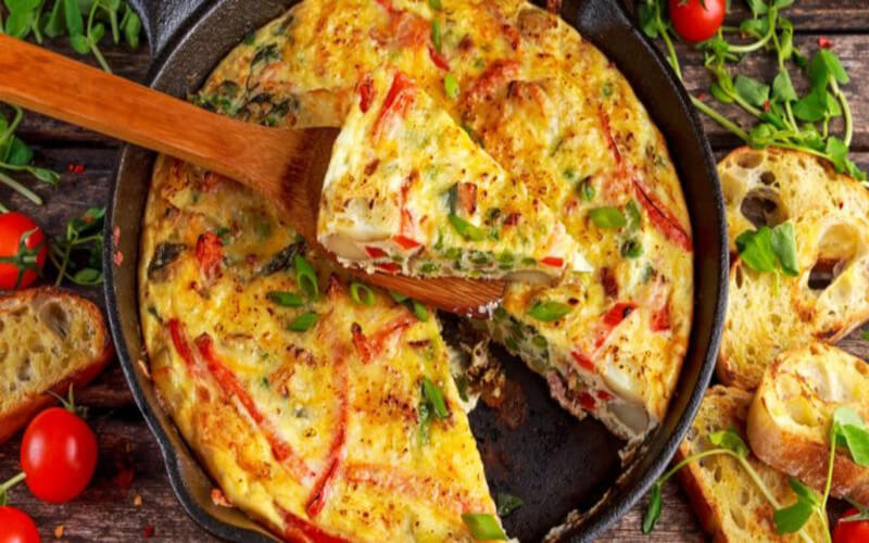 Quiche sans pâte à la tomate et aux lardons