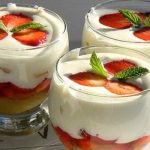 Trifle aux fraises, rhubarbe et mousse au chocolat blanc