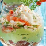 Verrines d'avocat aux crevettes roses et crabe