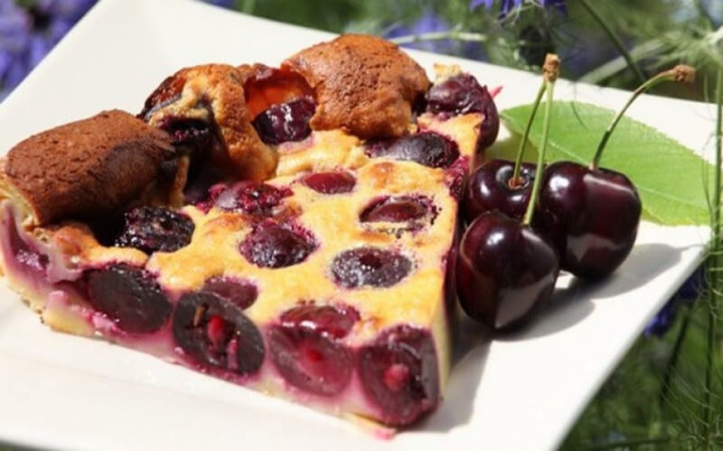 Clafoutis aux cerises parfumé à la vanille