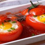 Cocotte tomate Farcie aux œufs à l'ail et ciboulette
