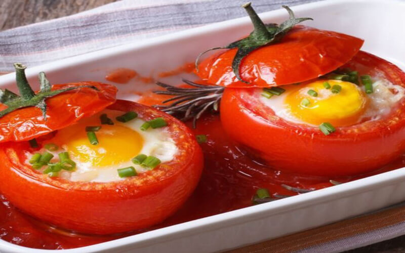 Cocotte tomate Farcie aux œufs à l'ail et ciboulette