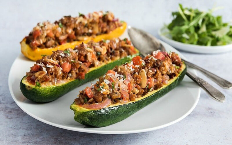 Courgettes farcies à la viande hachée et tomates