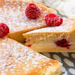 Gâteau magique aux framboises parfumé à la vanille