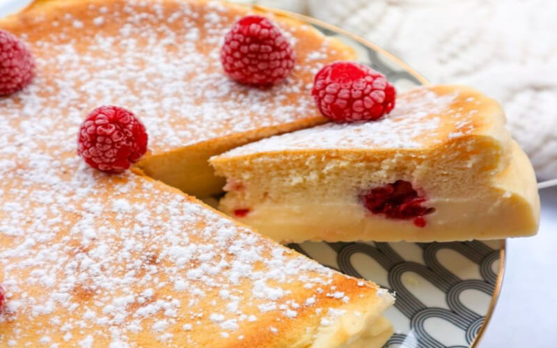 Gâteau magique aux framboises parfumé à la vanille