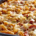 Gratin de macaronis aux légumes et au jambon