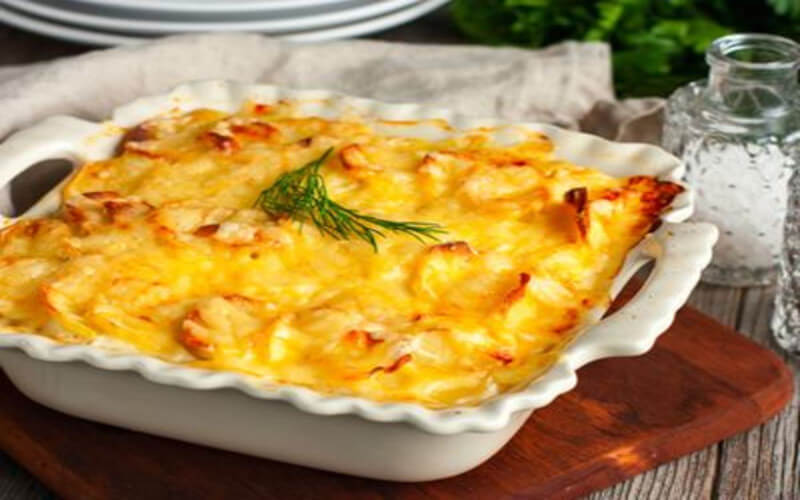 Gratin de pommes de terre au saumon et à la béchamel