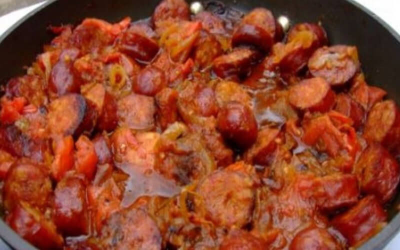 Le rougail saucisse spécialité créole