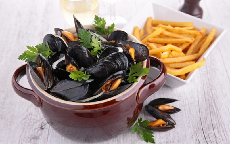 Moules frites au camembert de Normandie