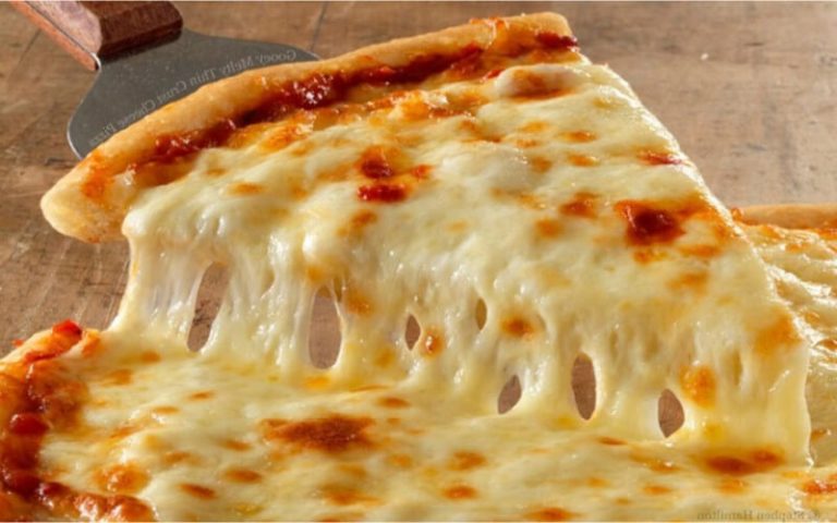 Pizza quatre fromages traditionnelle italienne