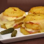 Pommes de terre au fromage à raclette et lard fumé