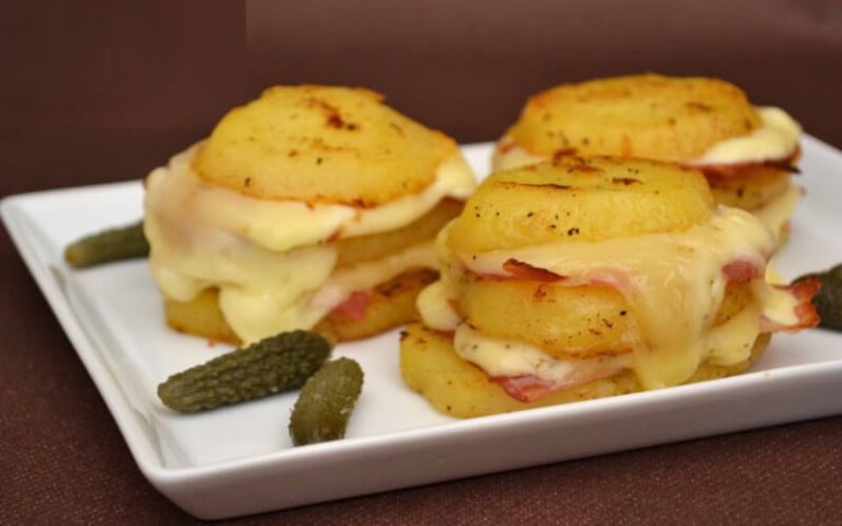 Pommes de terre au fromage à raclette et lard fumé