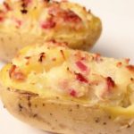 Pommes de terre farcies à la crème et aux lardons