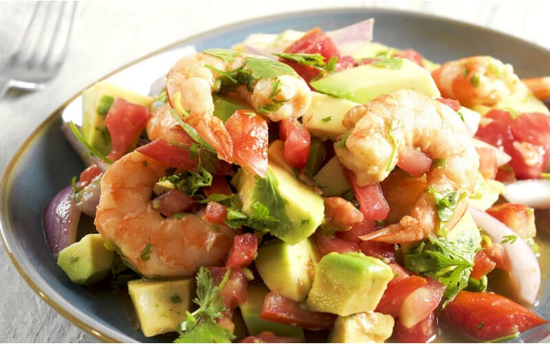 Salade d'avocats, crevettes et tomates