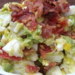 Salade colorée de bacon, œufs, avocat et tomate